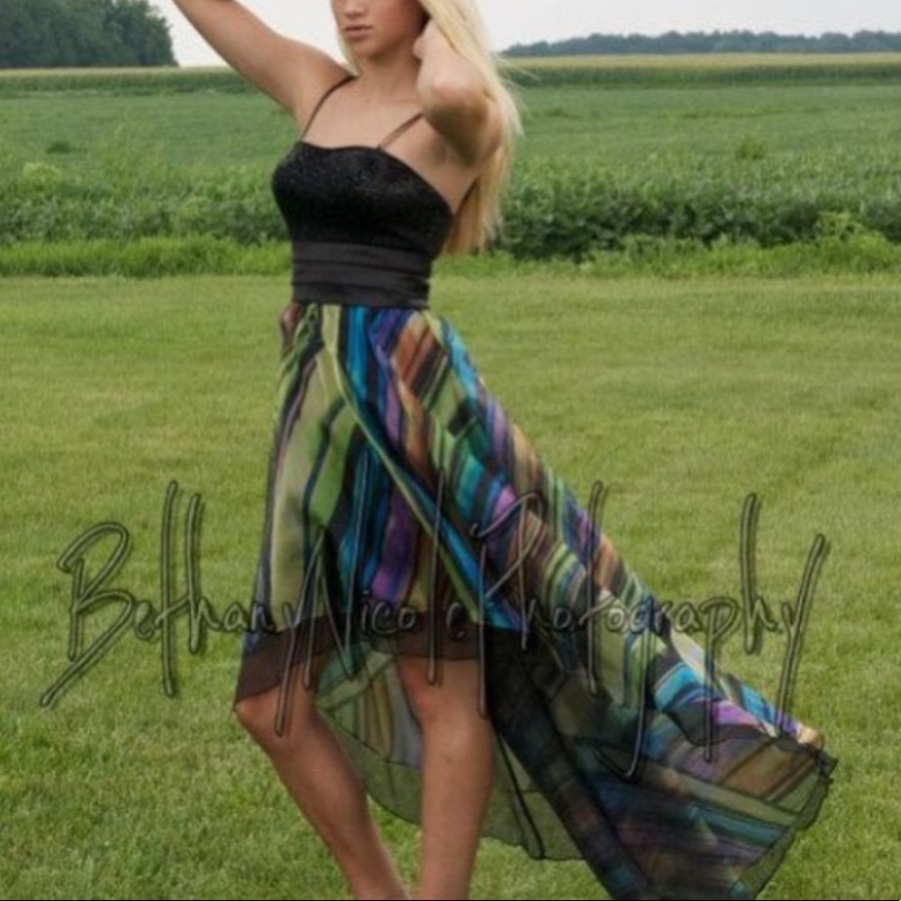 Dress with detachable, colorful skirt!